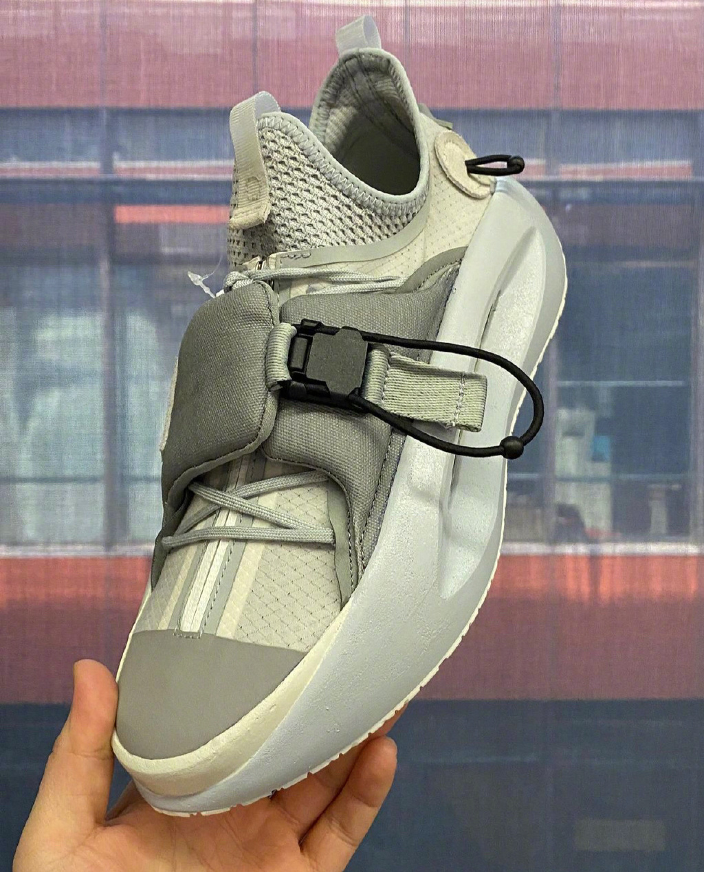 时装周新品拖鞋太帅了!外形惊喜,中底全掌䨻,这是李宁永远的神