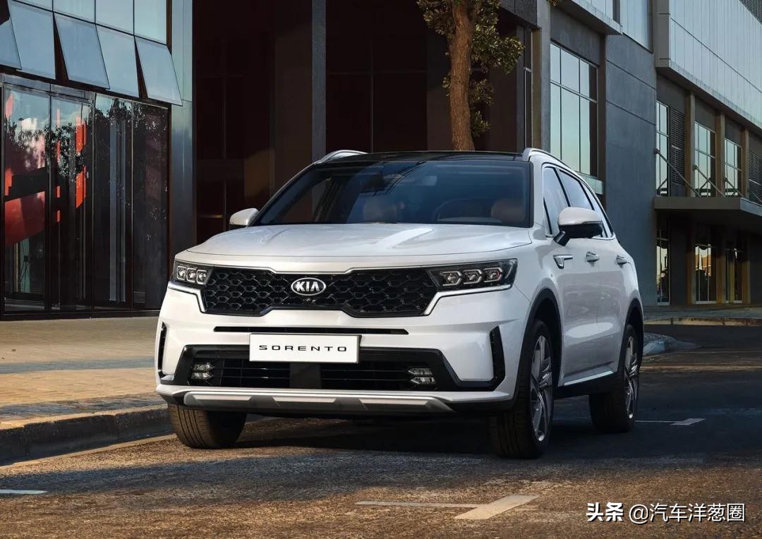 宝马发布全新车标,宝马蓝天白云标改黑白标