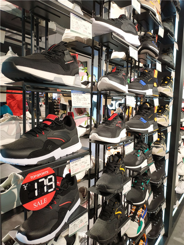 我们今儿来到蚌埠万达，逛了逛帮阿迪耐克卖鞋的滔搏运动城