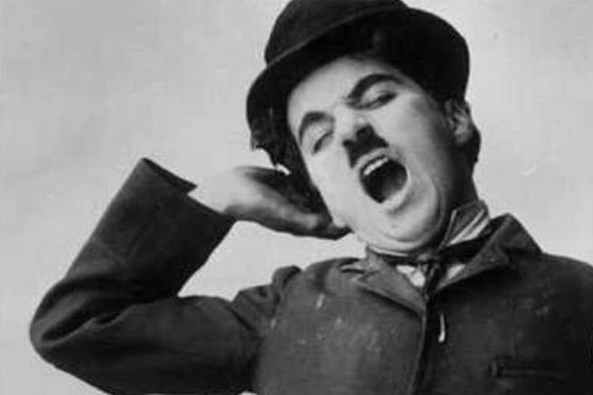 日本人的“板刷胡”到底从哪学来的？看看希特勒的照片就知道了