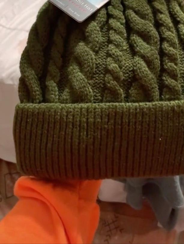 外国女子晒出新买的帽子，究竟是绿色还是棕色，引起网友热议