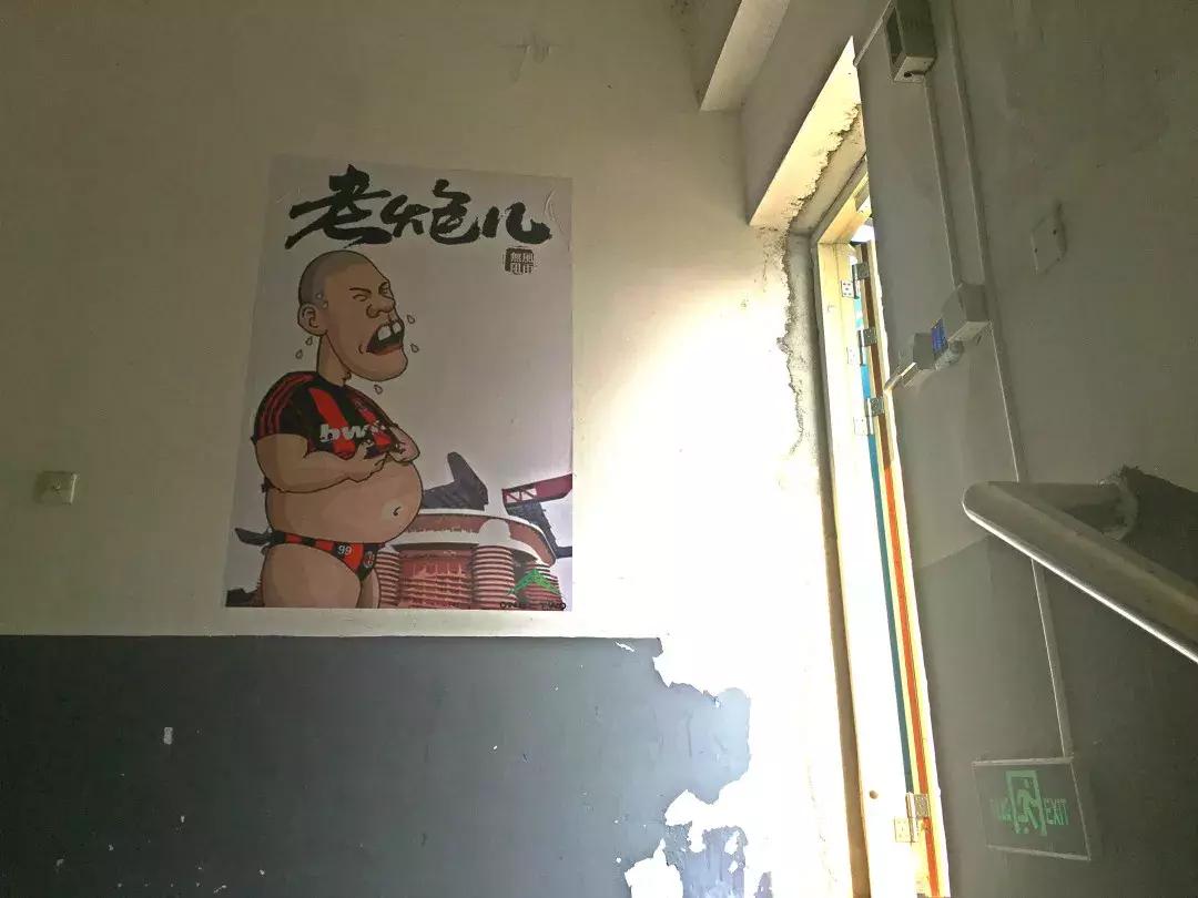 每当夜幕降临一群年轻人,每当夜幕降临时总有那么一群少年