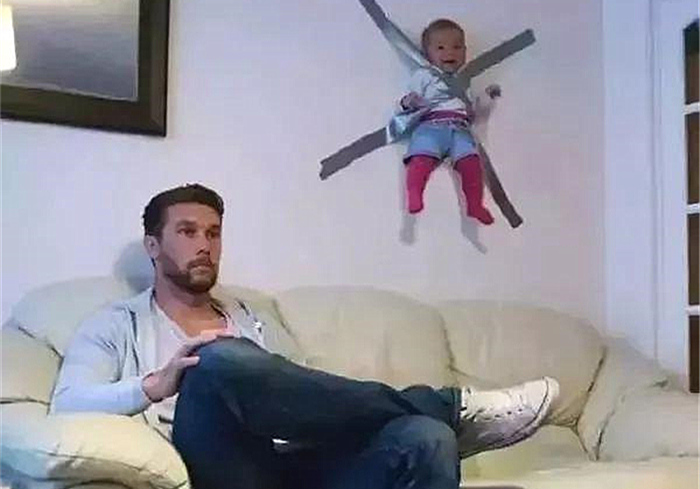 猫咪界的父亲带娃系列！为了让娃不哭，猫爸爸竟让小猫吸自己的奶