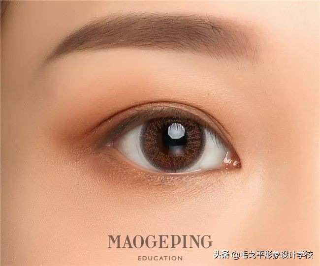 怎么画眼妆才不显脏,想学画眼妆今年最流行的眼妆