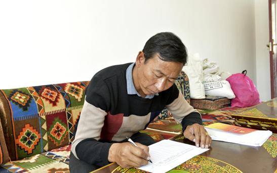 【天河两岸看*藏西**】尼玛石曲：从放牛娃到*党**的十九大代表