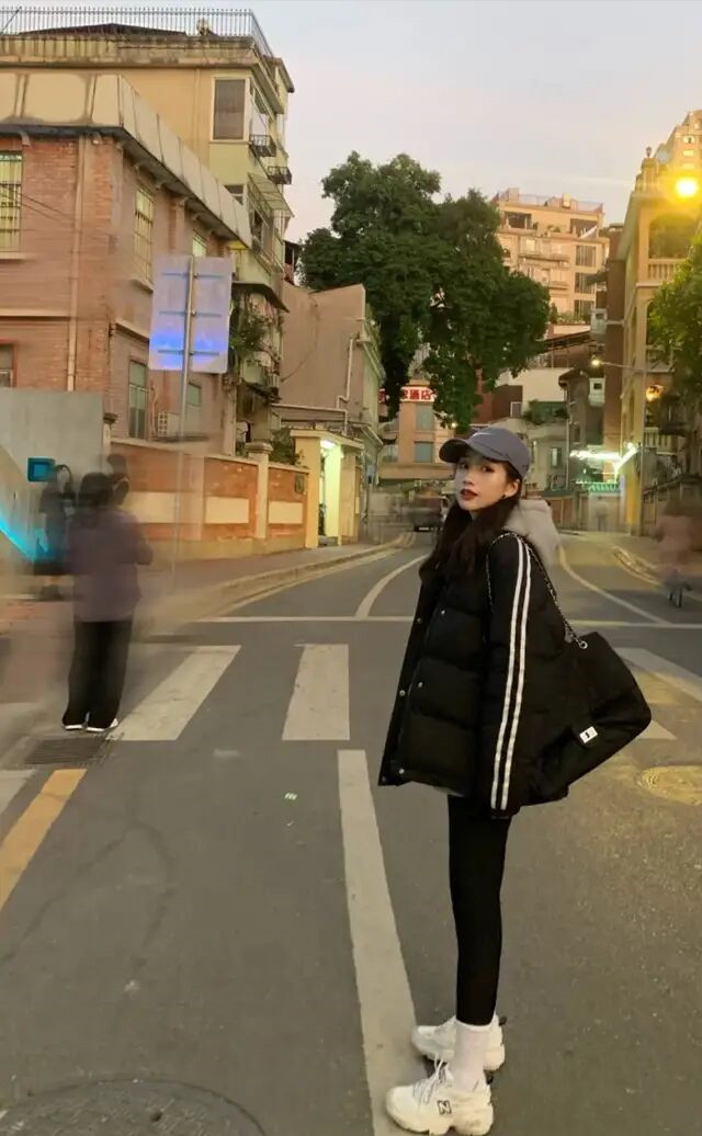 最适合配鲨鱼裤的过膝袜子,搭配鲨鱼裤洋气长筒袜