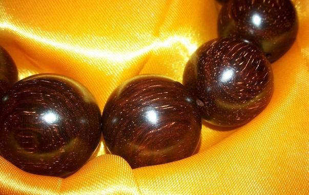 小叶紫檀手串开裂原因,小叶紫檀手串已经开裂怎么办