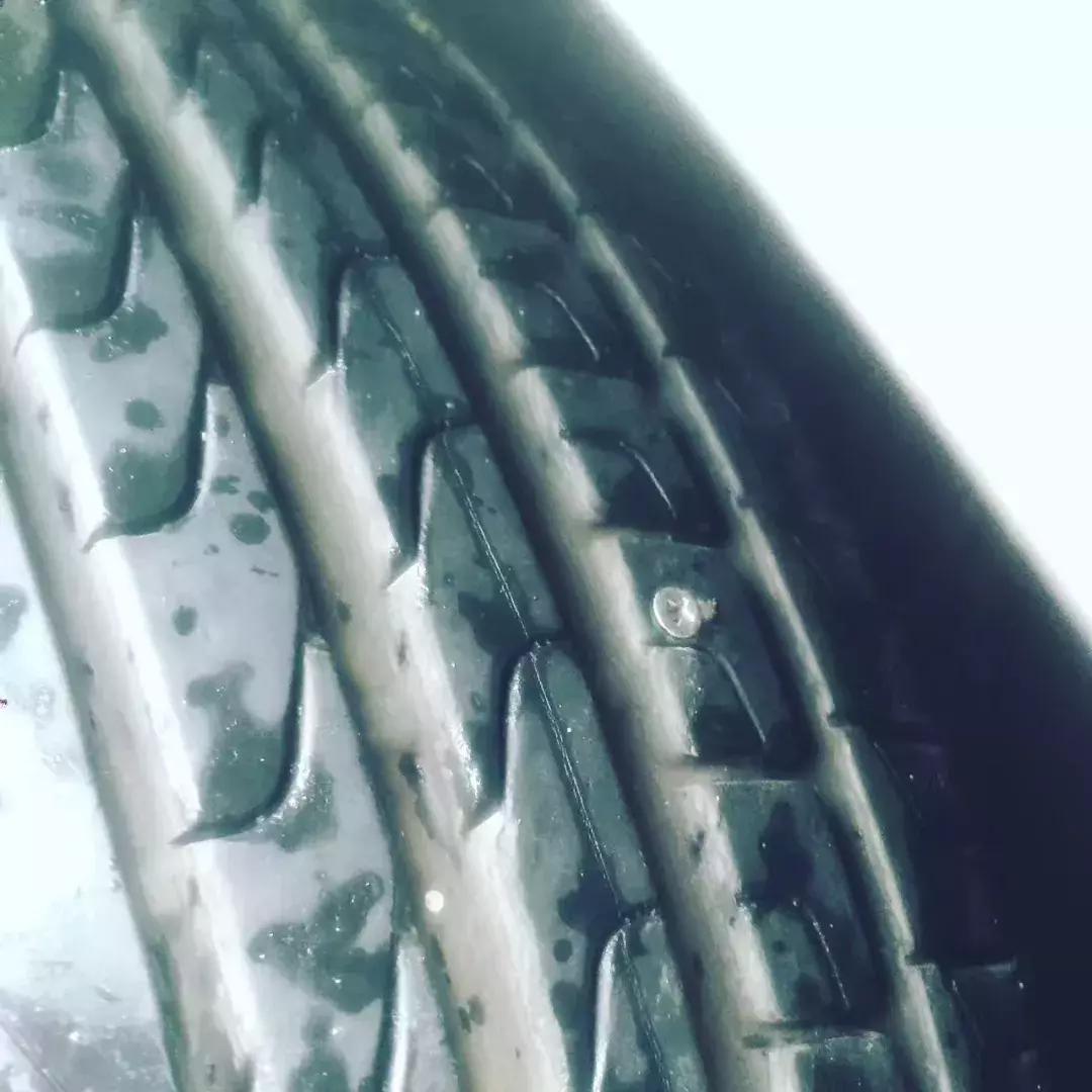 轮胎被钉子扎了没气了怎么办,汽车轮胎被钉子扎破还能继续开吗