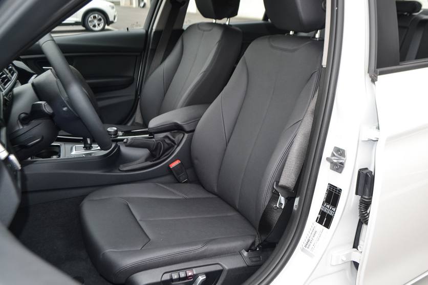 宝马318i是三缸车还是四缸车,宝马318i是三缸吗