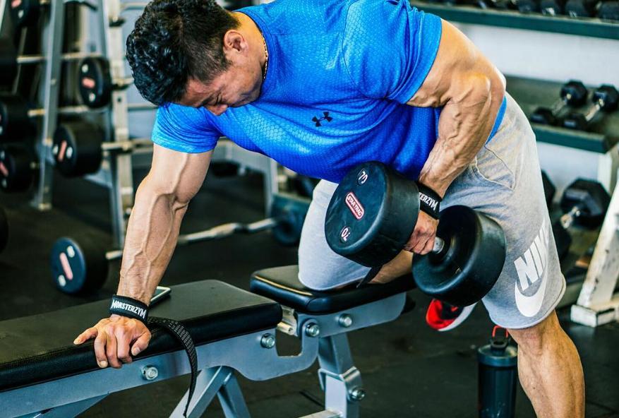 举哑铃增长肌肉值,举哑铃可以增加什么