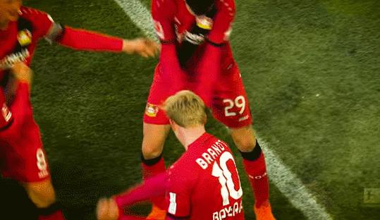 游戏午报：运动员都是游戏迷？橄榄球、足球赛场频现《堡垒之夜》