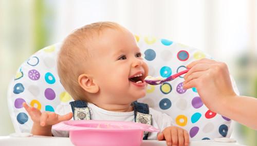 一岁宝宝吃饭抠嘴怎么回事,宝宝吃饭吃进去用手抠出来