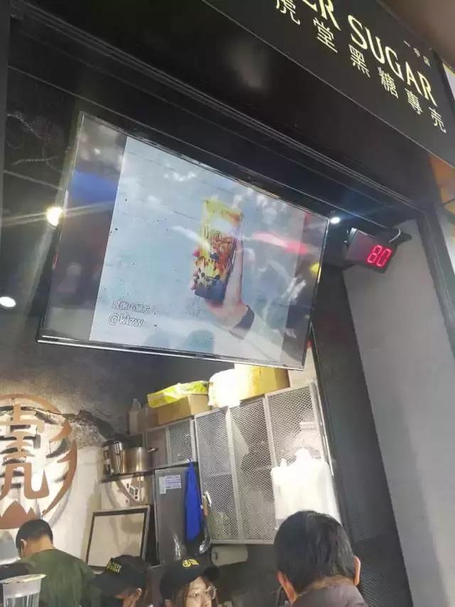 谁说面积小的奶茶店已难生存？看这两个小店如何刷爆朋友圈