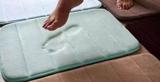 地垫到底该放在大门外还是大门里