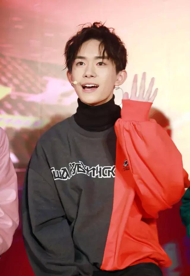 杨幂同款卫衣穿搭,杨幂同款卫衣如何搭配