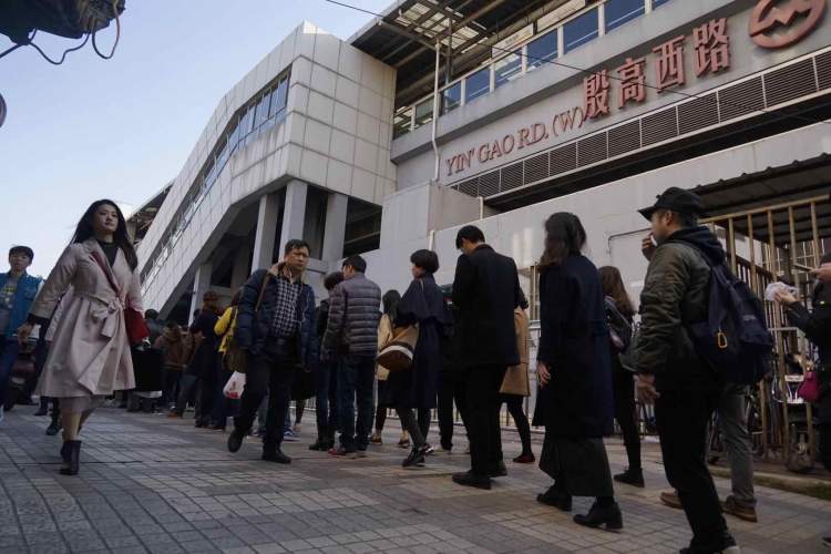 现实版贪吃蛇！地铁3号线殷高西路站早高峰大军为何排进弄堂里？