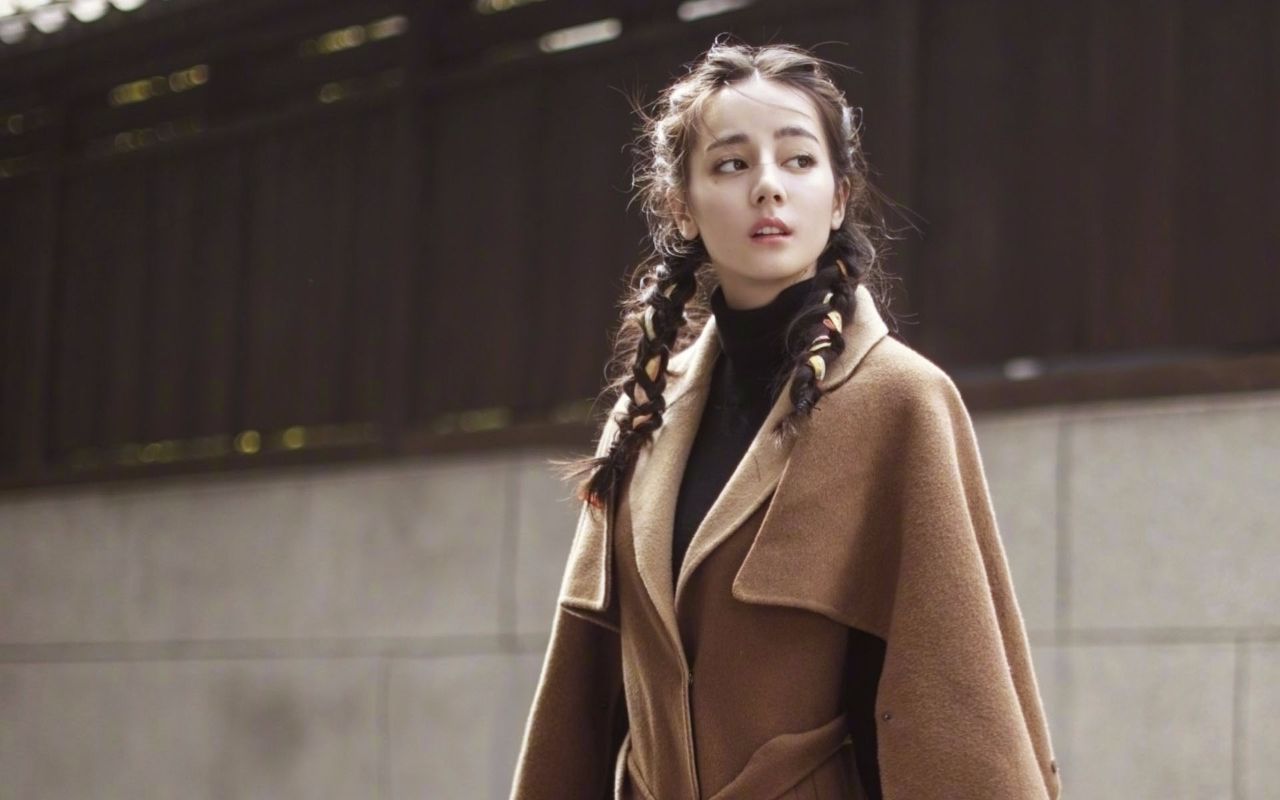 帕托足球比赛上粉丝喊迪丽热巴,球迷为帕托喊迪丽热巴