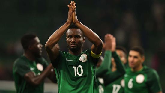 野兽足球的巅峰!一帮不知多少岁的bug,最*力暴**手段撞死西班牙!