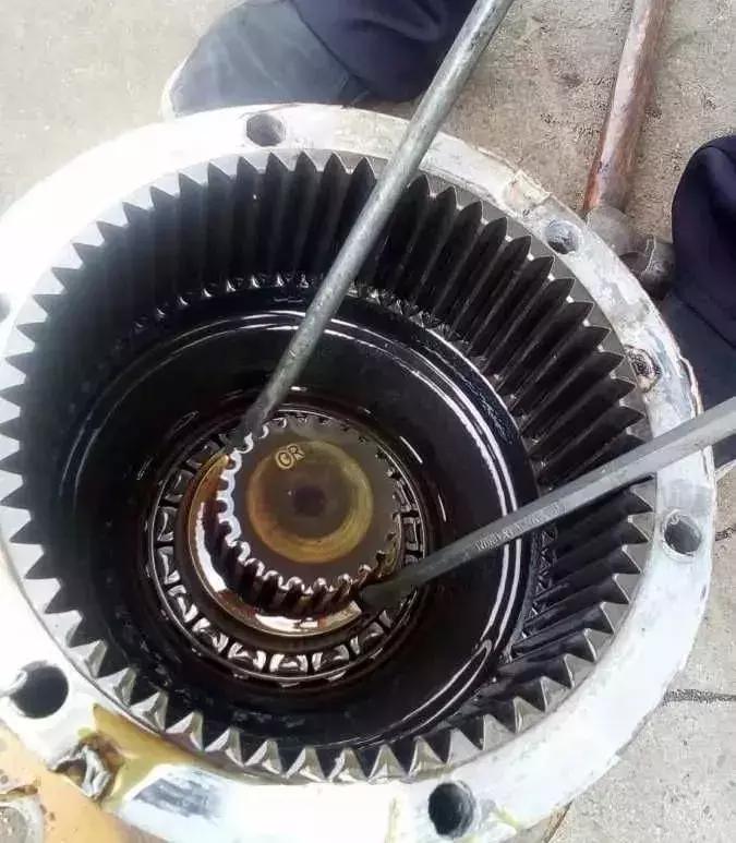 振动锤旋转转盘漏油怎么回事,挖掘机转盘漏油是什么原因