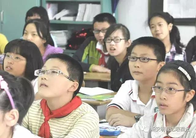 这家店老板真疯狂，开业期间免费送太阳镜和老花镜，赶快去领吧！