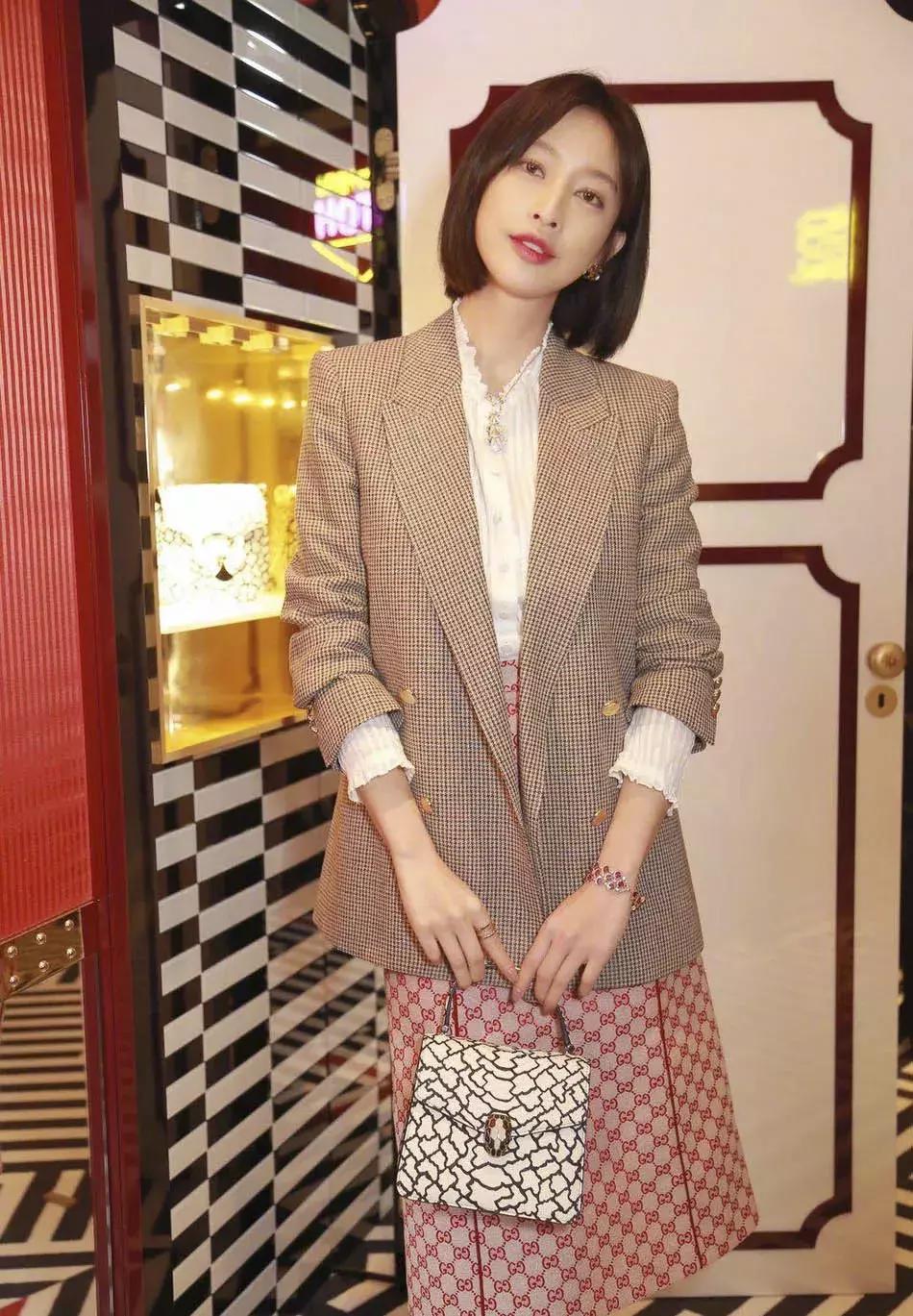 今年春天衬衫最新穿法，不时髦都不行，太有气质了