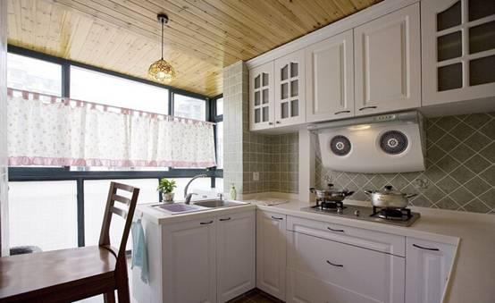 老妈坚持把阳台改厨房，一到做饭楼上邻居就大喊：衣服全是油烟！