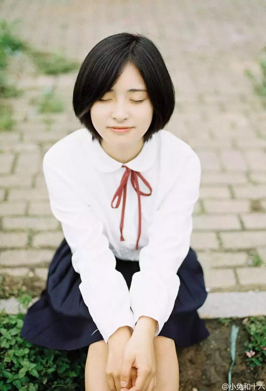 拍照怎么显脸小,拿奶茶显脸小拍照姿势