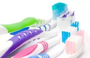 刷了这么多年牙，你知道牙刷是谁发明的吗？