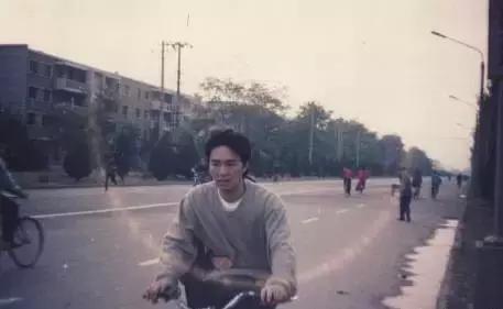 站着的霍金的照片,希拉里和霍金