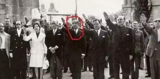 站着的霍金的照片,希拉里和霍金