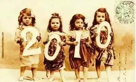 站着的霍金的照片,希拉里和霍金