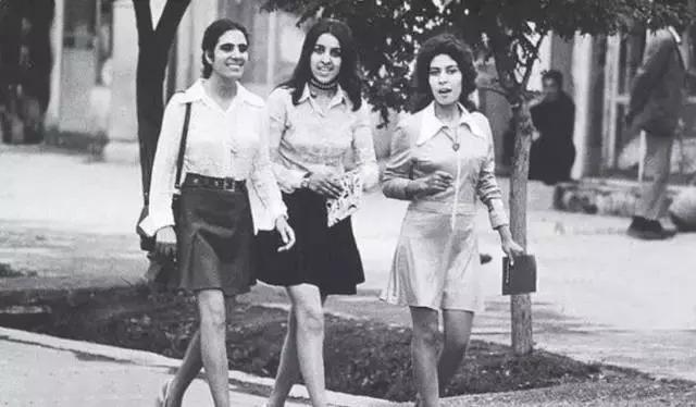 站着的霍金的照片,希拉里和霍金