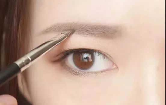 太仙了！好多女明星都迷上了这款淡雾眉，娜扎跟唐嫣最是好看