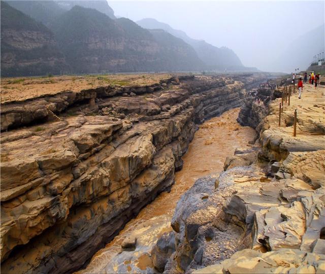 壶口瀑布奔腾不息的黄河水,气吞山河壶口瀑布冰河解冻