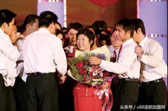 靠收废品发家的女首富,收破烂成为首富