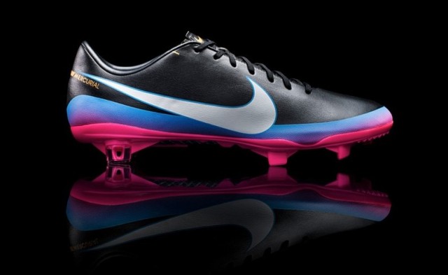 c罗耐克球鞋,c罗穿过的足球鞋都是耐克吗