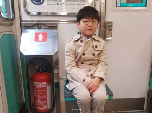 大韩民国万岁露脸,大韩民国万岁穿演出服