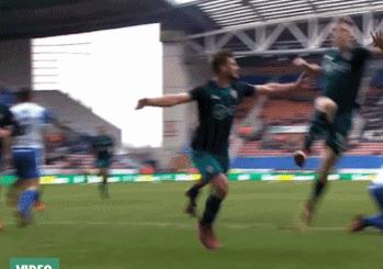 GIF！快乐过后又痛又囧！英超大将庆祝进球尥蹶子踢中队友*处私**