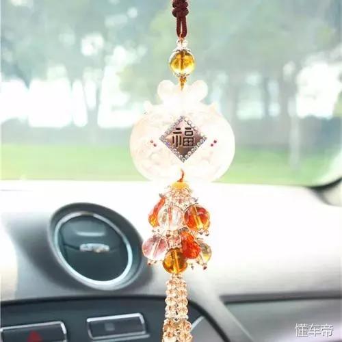 车主必看！车顶贴了这种东西，出了事你要负全责！