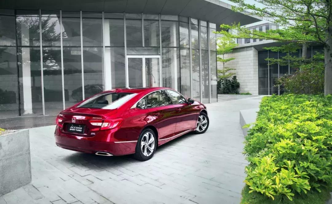 新雅阁2022款对比十代雅阁,新雅阁2022款对比十代雅阁颜值