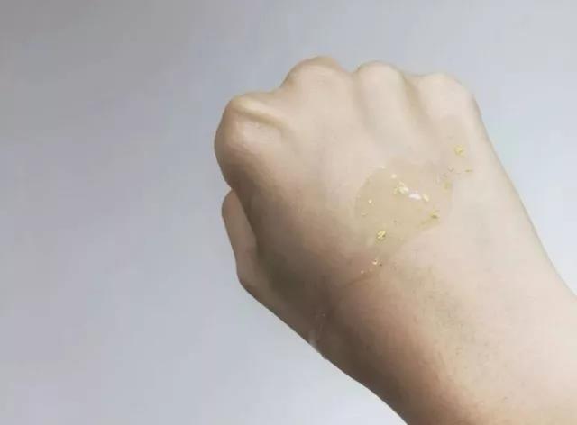 金子总是发亮的,贴在脸上是不是更亮?这个想法很壕