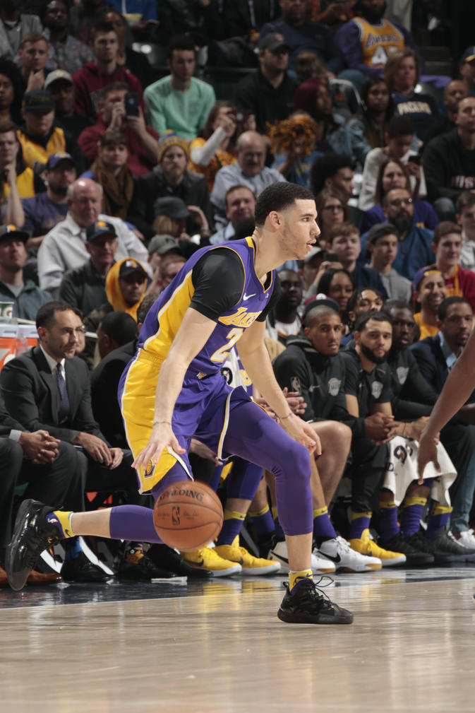 “师弟”让这双鞋在赛场上寿终正寝！IT穿这双鞋说出了湖人总…！