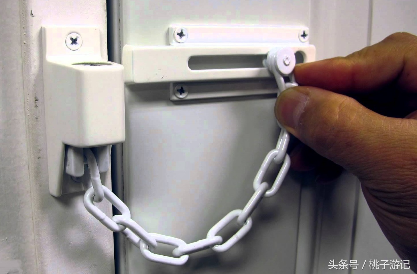 女孩子一个人住酒店反锁门,女生一个人住酒店有人敲门怎么办