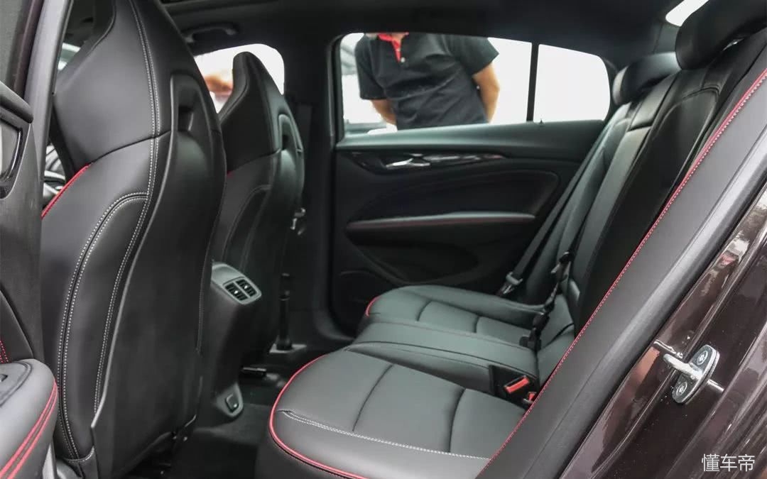 老美发飙了,这货260马力只卖23万,宝马3系都不敢惹它