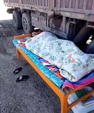 大腿上布满烟蒂疤痕，50多岁货车司机竟然做了这种事