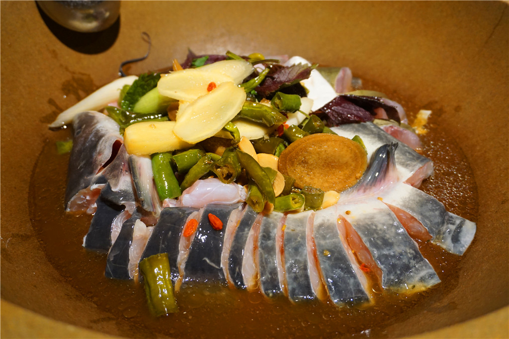 草帽盖出鲜滋味，春季吃鱼最当时——云中歌蒸汽石锅鱼吃起来！