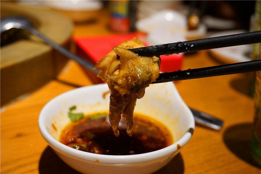 草帽盖出鲜滋味，春季吃鱼最当时——云中歌蒸汽石锅鱼吃起来！