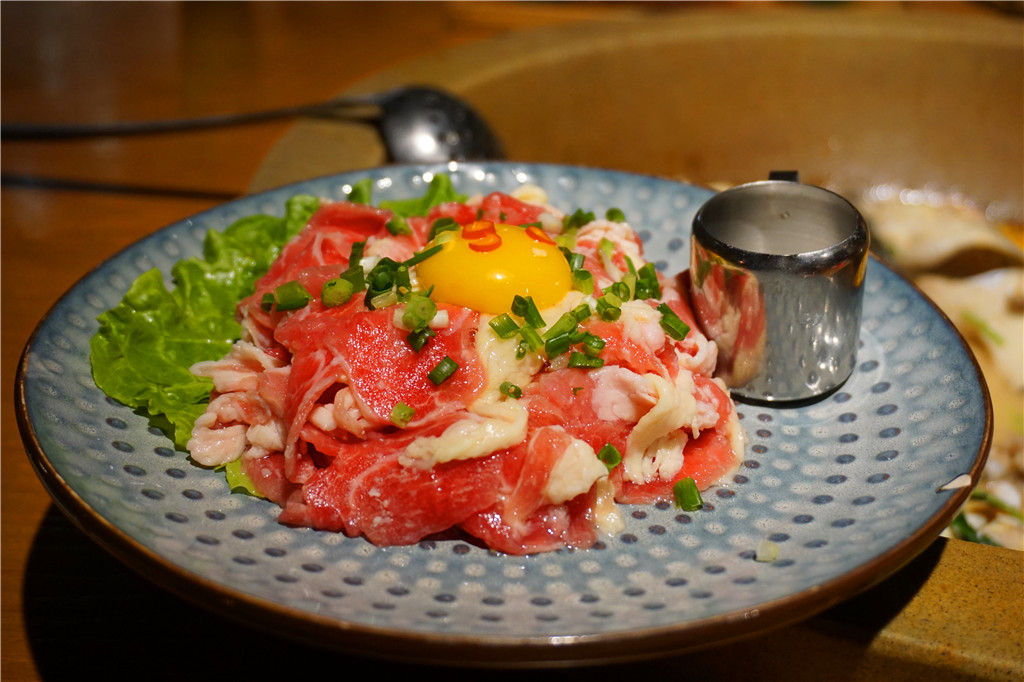 草帽盖出鲜滋味，春季吃鱼最当时——云中歌蒸汽石锅鱼吃起来！