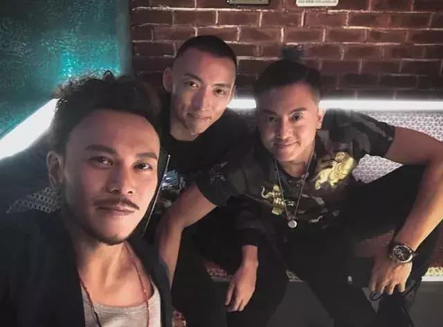 其貌不扬却与三位港姐保持暧昧原来还是足球小子