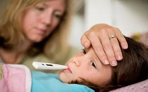 三度烧烫伤的症状是什么,儿童烫伤反复发冷发烧怎么办